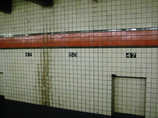 Unhelpful NYC subway station walls